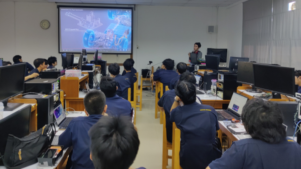 ทีมวิทยากรจากบริษัท Toyota Tsusho Nexty Electronics (Thailand) จัดอบรมเชิงปฏิบัติการพื้นฐานการสื่อสารข้อมูลภายในยานยนต์ ให้กับนักศึกษาสาขาวิชาวิศวกรรมคอมพิวเตอร์