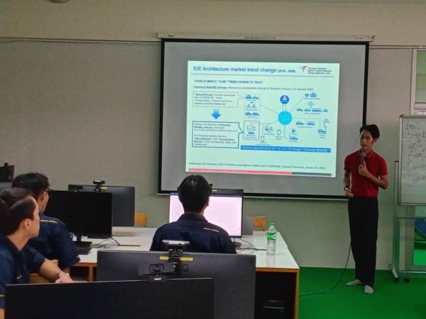 คุณโกสินทร์ พัตรานนท์ วิศวกรอาวุโสจาก TOYOTA TSUSHO NEXTY ELECTRONICS บรรยายเรื่อง Toyota Vehicle Software Architecture ให้กับนักศึกษาในรายวิชาโมดูล Game Designer and Developer