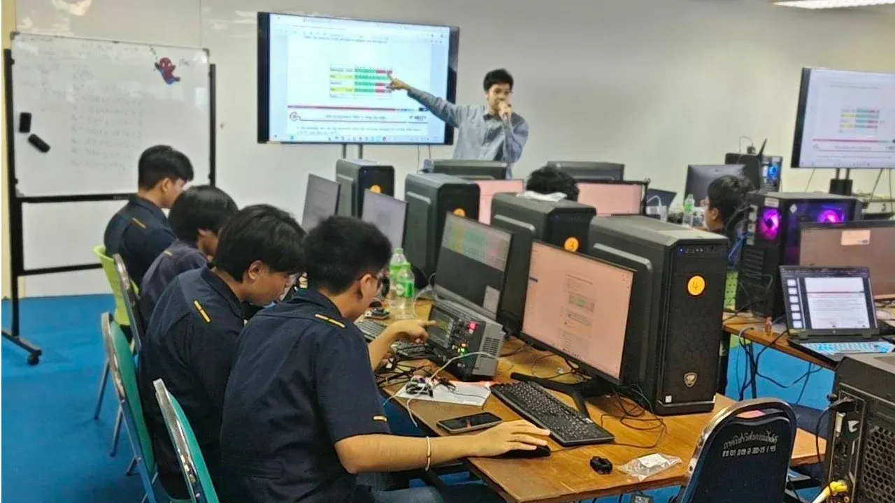 คุณโกสินทร์   พัตรานนท์ และทีมวิทยากร จาก TOYOTA TSUSHO NEXTY ELECTRONICS (THAILAND)  จัดการฝึกอบรม หัวข้อ การสื่อสารข้อมูลผ่าน CAN Communication Protocol ให้กับนักศึกษาสาขาวิชาวิศวกรรมคอมพิวเตอร์